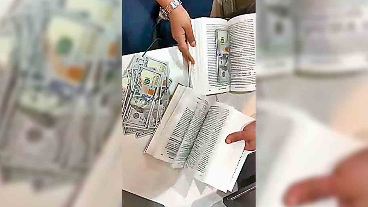 పుస్తకం పేజీల మధ్యలో 90 వేల డాలర్లు