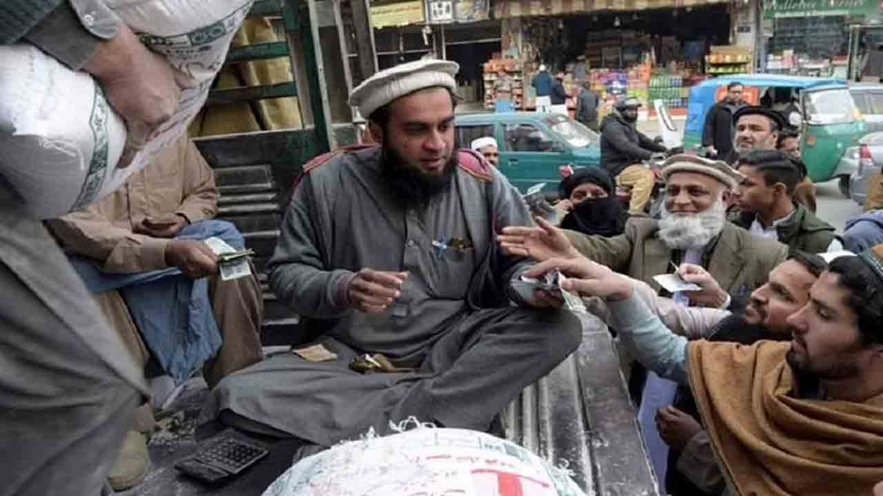 పాక్‌లో రొట్టెలకు పిండికొరత.. సబ్సిడీ ప్యాట్‌ ధర రూ.3100..