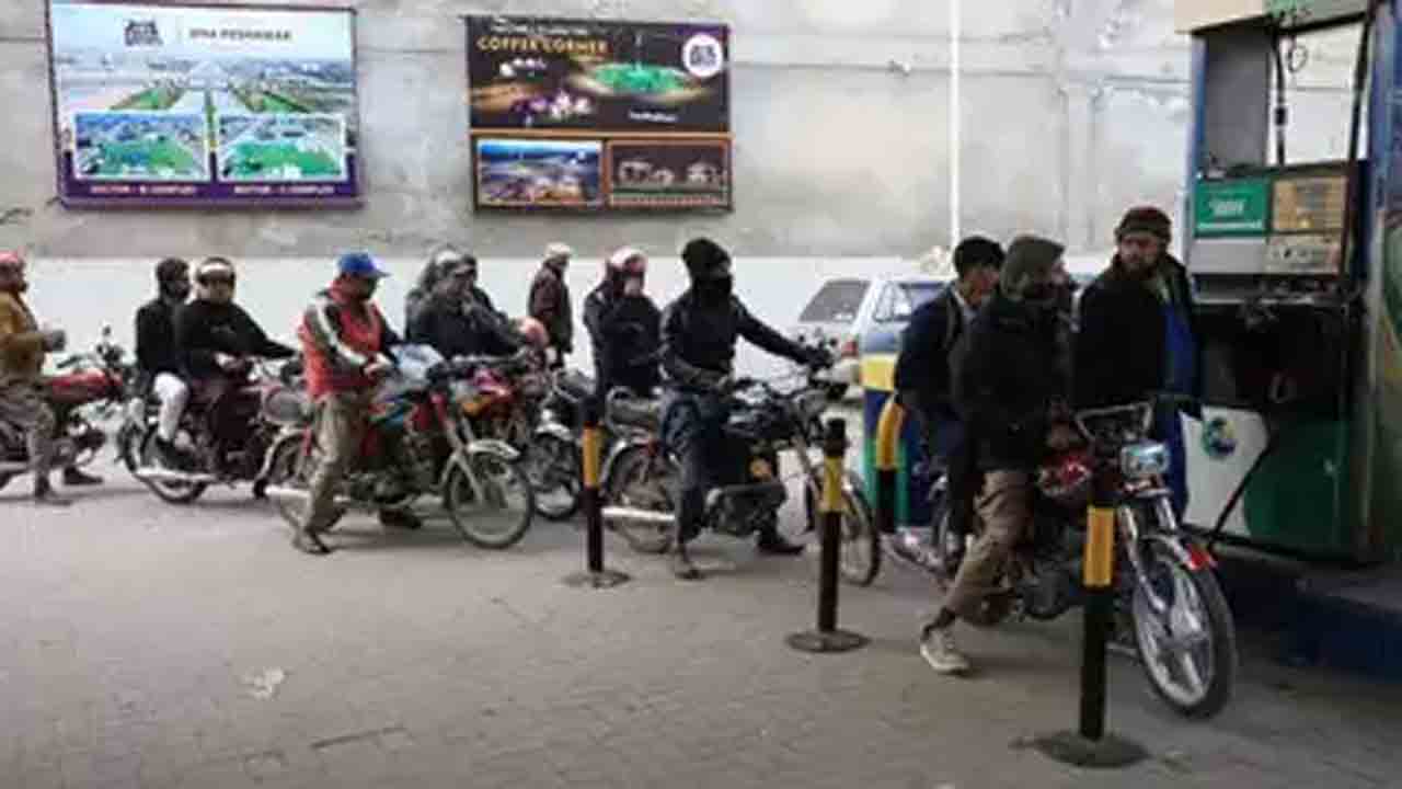 పాక్‌లో ఇంధన సంక్షోభం.. ఫిల్లింగ్‌ స్టేషన్ల వద్ద కిలోమీటర్ల మేర బారులు తీరిన వాహనాలు