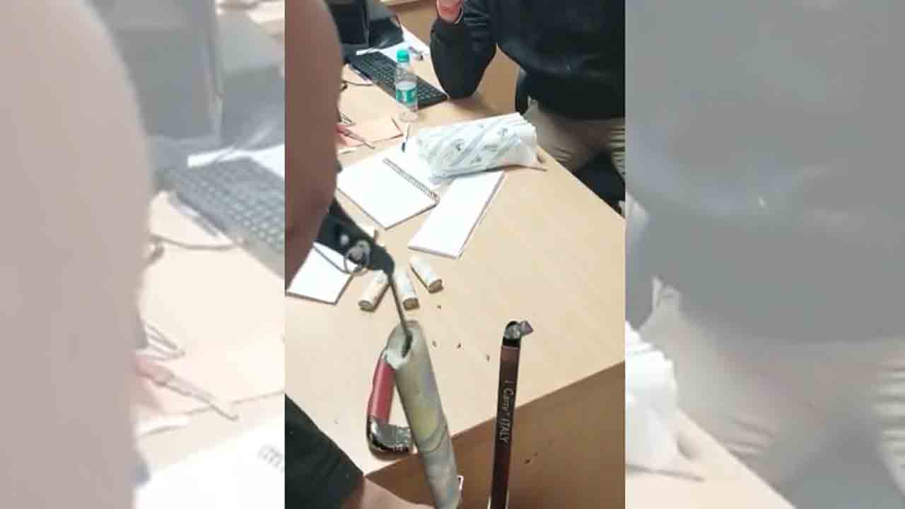 Watch: ట్రాలీ బ్యాగ్‌ హ్యాండిల్‌లో రూ.64 లక్షల విదేశీ కరెన్సీ.. కస్టమ్స్‌ అధికారులు ఎలా తీశారంటే?