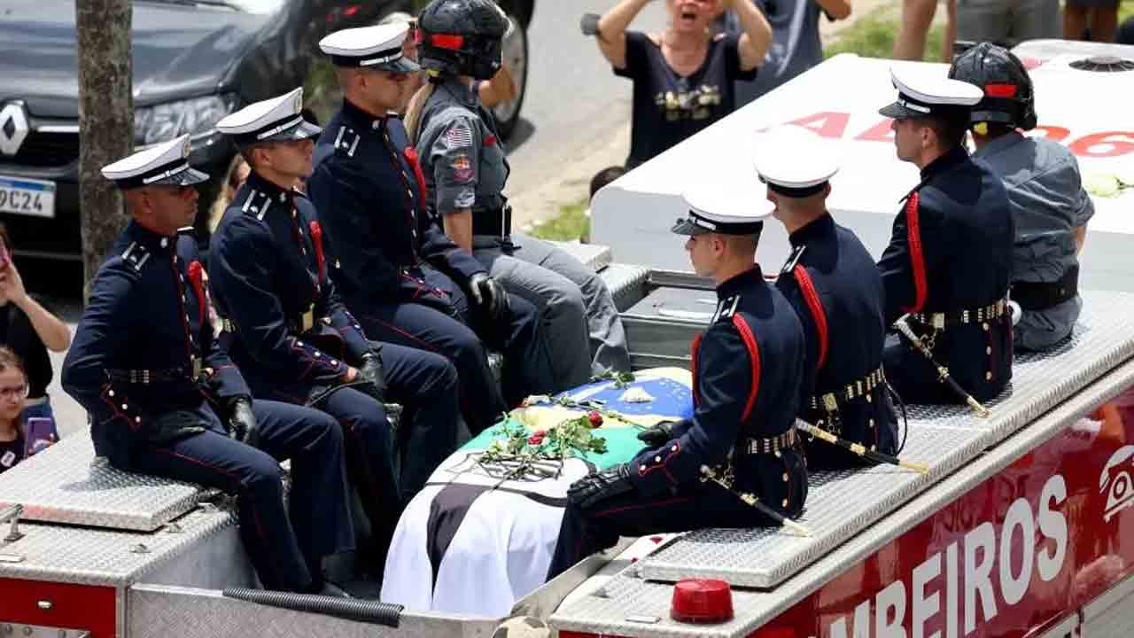 Pele | బరువెక్కిన హృదయాలతో.. పీలేకి కన్నీటి వీడ్కోలు