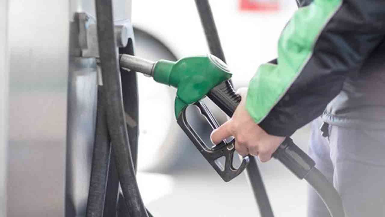 పాకిస్థాన్‌లో భారీగా పెరిగిన పెట్రో ధరలు.. లీటర్‌ రూ.262.80కు చేరిన డీజిల్‌ రేటు..!