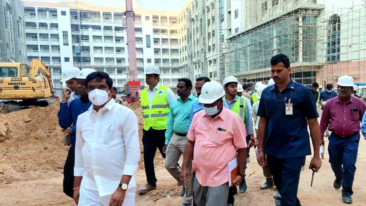 సెక్రటేరియట్‌ నిర్మాణ పనులను పరిశీలించిన మంత్రి వేముల
