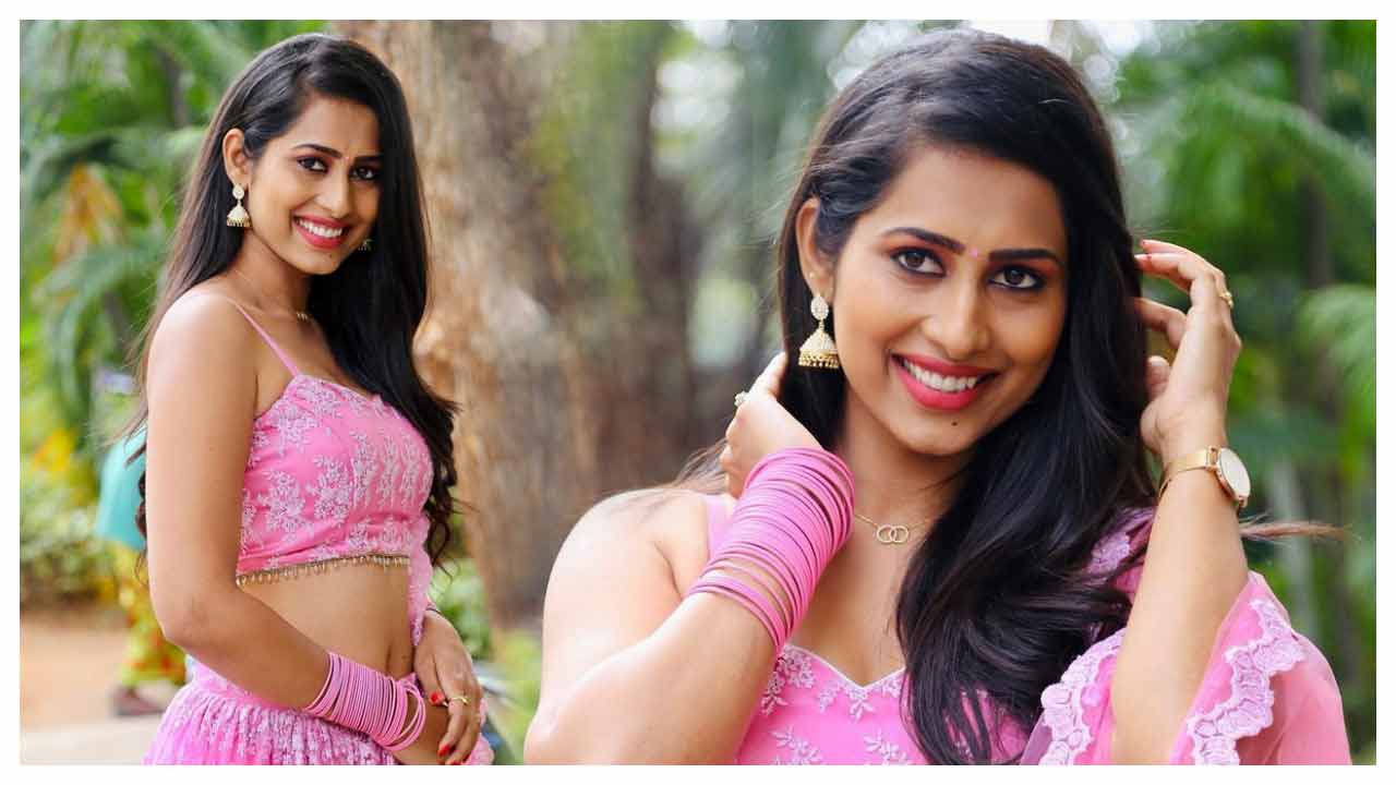 Priya Hegde | గులాబీ డ్రెస్‌లో గుబాళిస్తున్న ప్రియా హెగ్డే..