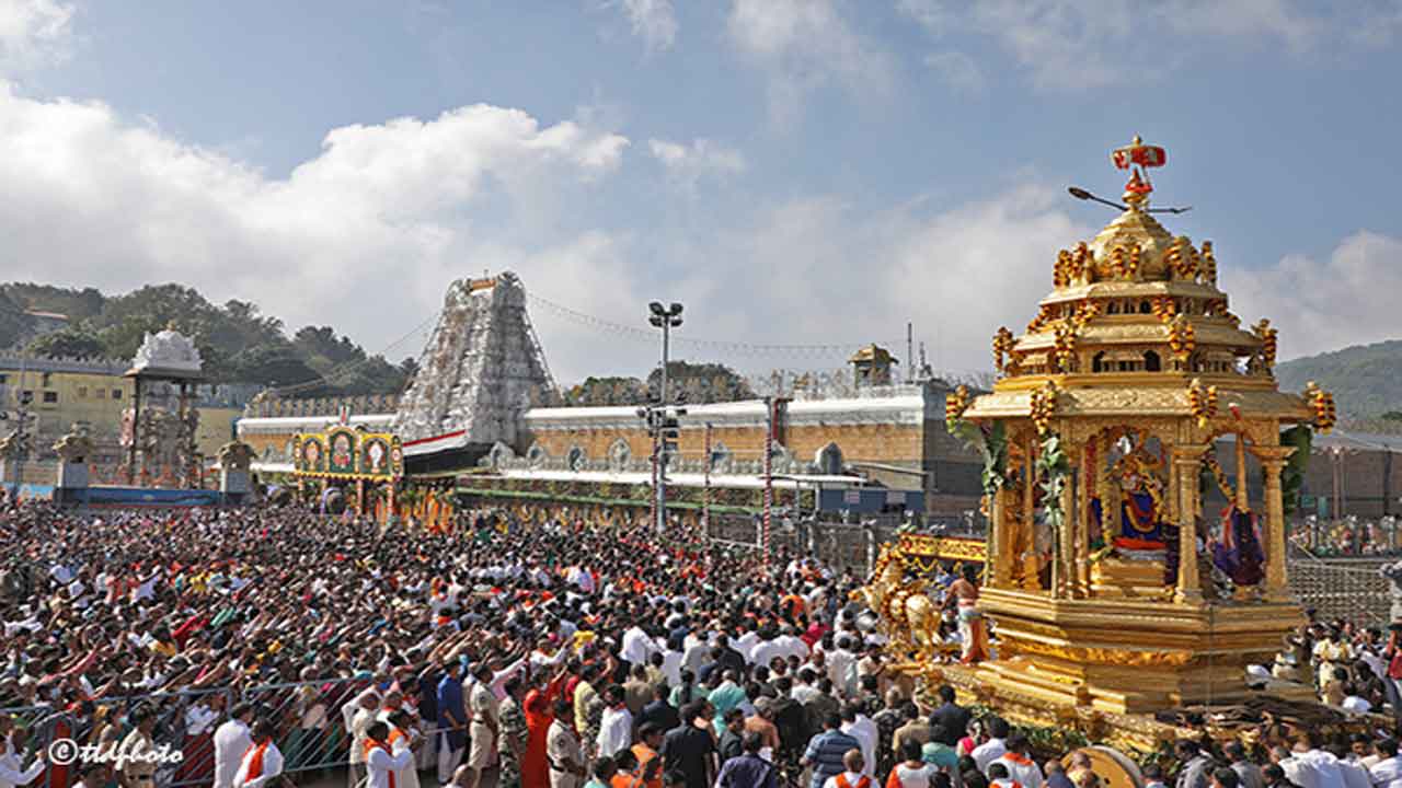 TTD news | వైకుంఠ ఏకాదశి వేళ స్వర్ణ రథంపై దర్శనమిచ్చిన తిరుమల శ్రీవారు