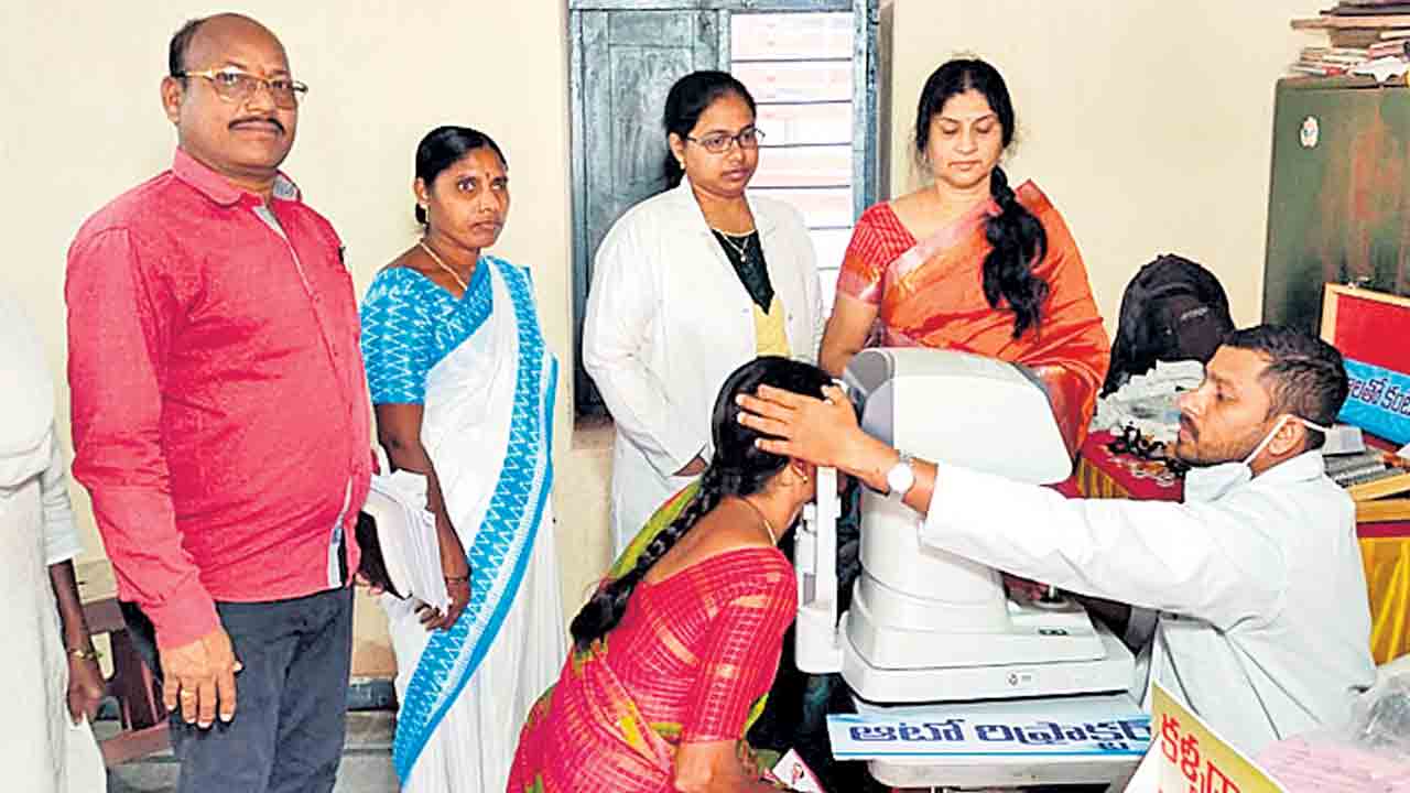 రంగారెడ్డిజిల్లాలో కొనసాగుతున్న కంటి వెలుగు