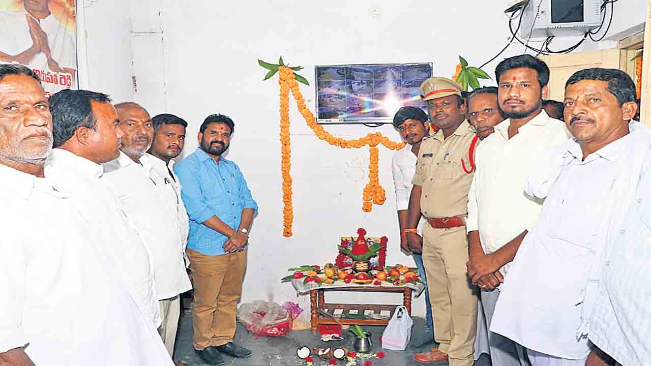 గ్రామానికి రక్షణ కవచం.. సీసీ కెమెరాలు