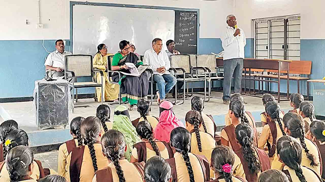 విద్యార్థులు లక్ష్యసాధనకు కృషి చేయాలి