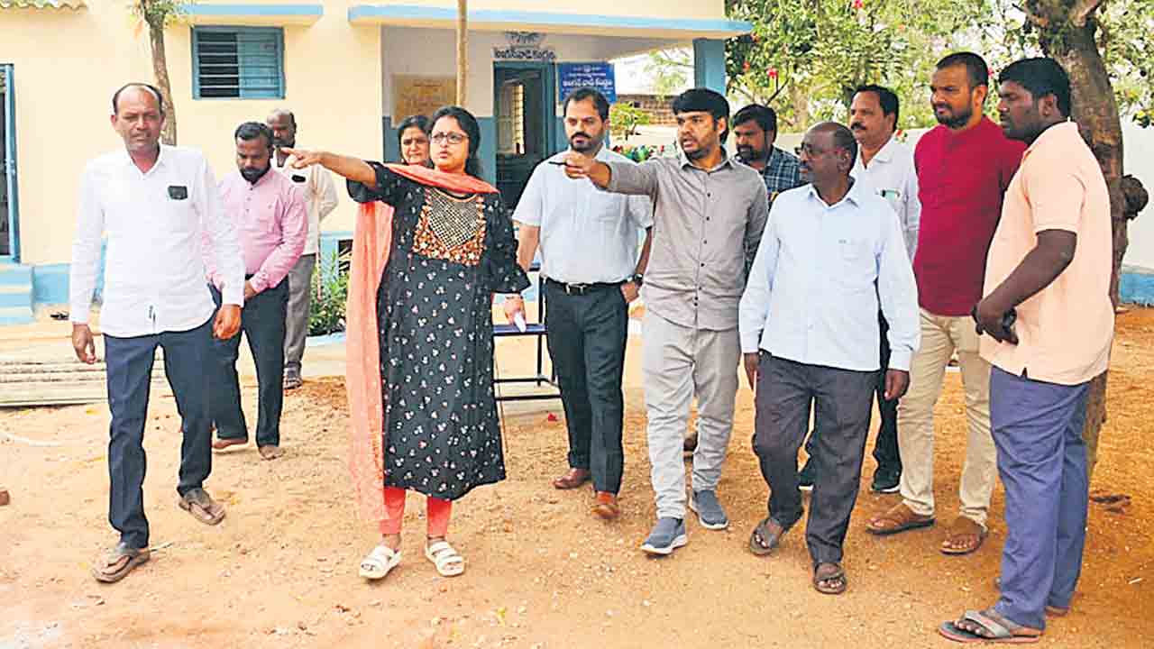 మోడల్‌ పాఠశాలలను ప్రారంభోత్సవానికి సిద్ధం చేయాలి