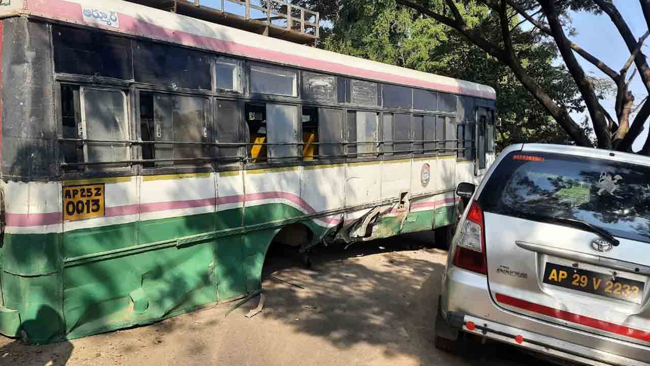 సిరిసిల్ల జిల్లాలో తప్పిన ఘోర ప్రమాదం.. ఊడిన బస్సు చక్రాలు..ప్రయాణికులు సురక్షితం