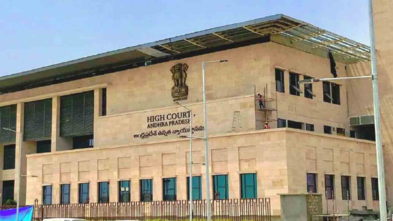 ఇద్దరు ఏపీ డీపీవోలకు జైలు