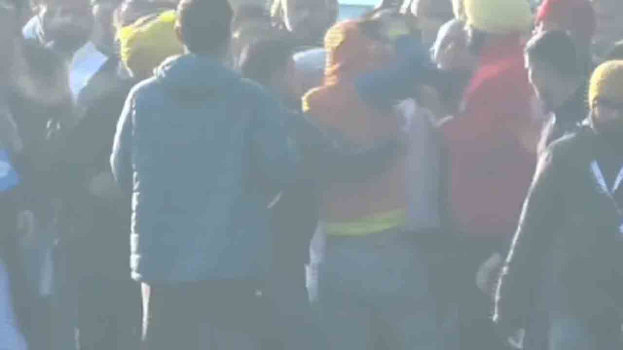 జోడో యాత్రలో రాహుల్‌ను హగ్‌ చేసుకునేందుకు యత్నించిన వ్యక్తి.. వీడియో వైరల్‌..!