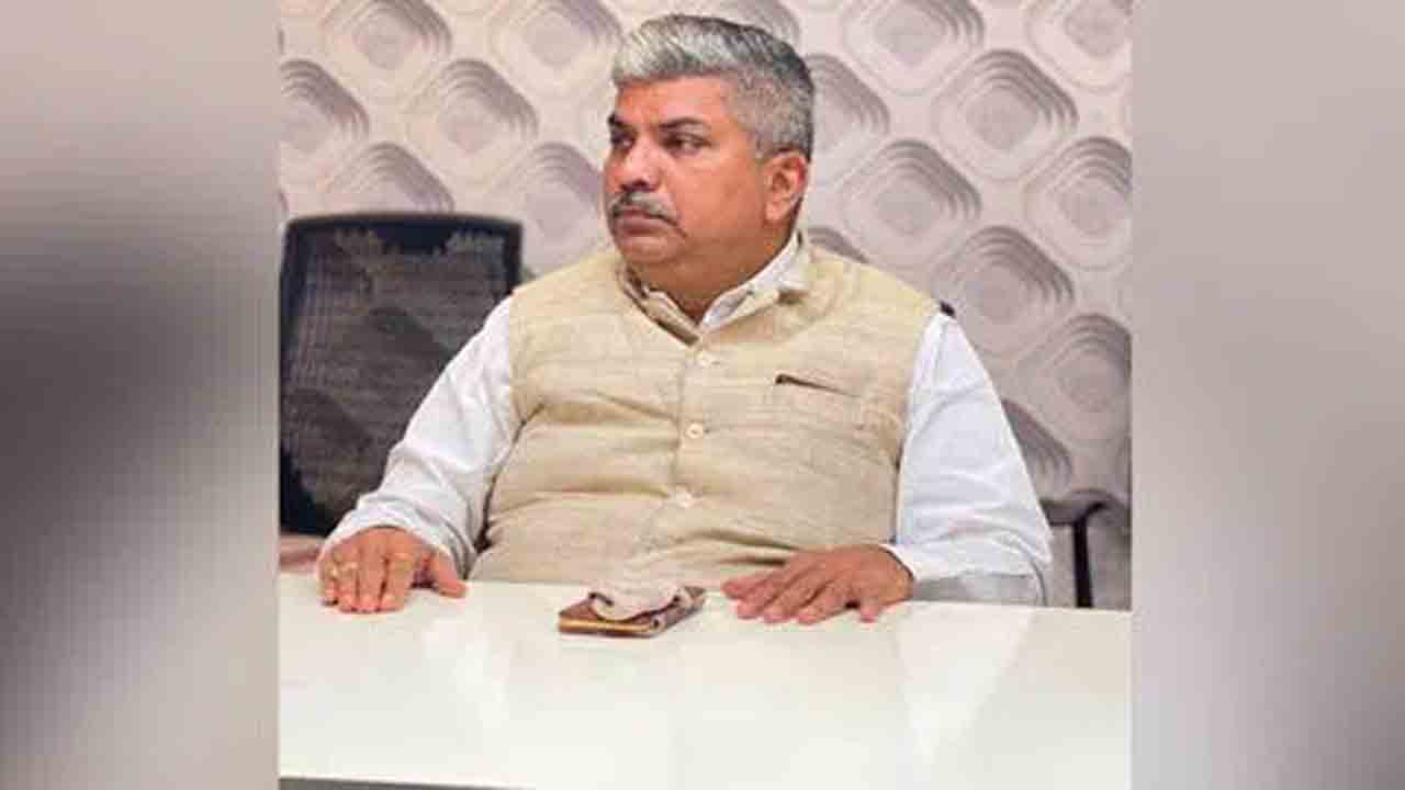 కాకులను కొట్టి గద్దలకు వేస్తున్న కేంద్రం