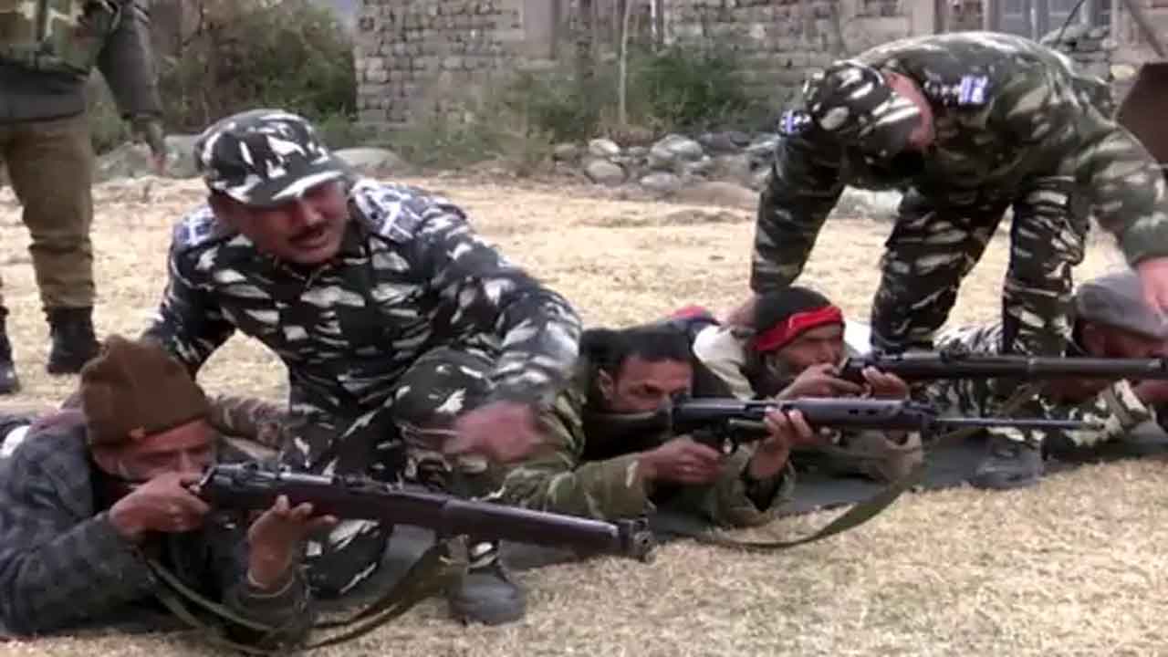 Rajouri | రాజౌరీలో గ్రామ రక్షకులకు రైఫిళ్లు.. ఎస్‌ఎల్‌ఆర్‌లతో సీఆర్‌పీఎఫ్‌ శిక్షణ