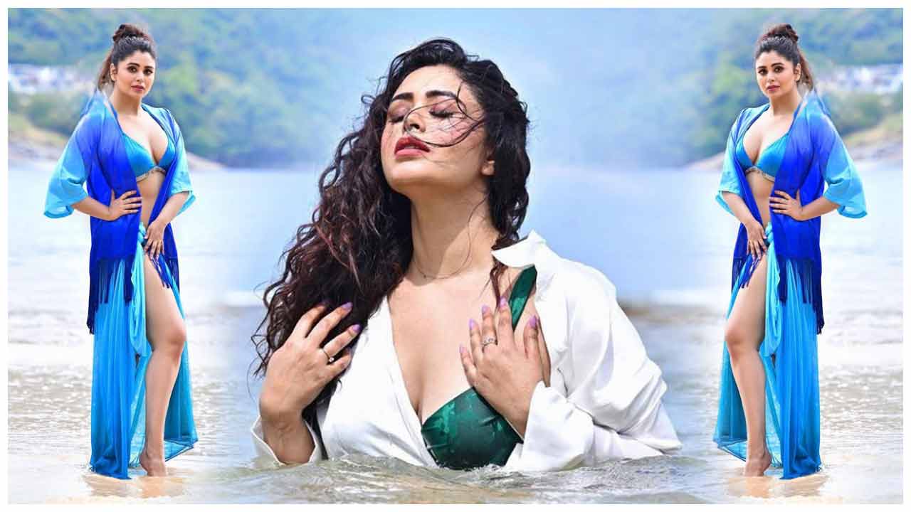 Ritabhari Chakraborty | బీచ్‌లో రీతాభరి చక్రవర్తి జలకాలాటలు..