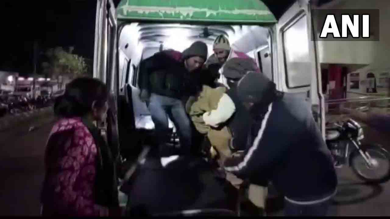 ఘోర ప్రమాదం.. అదుపుతప్పి లోయలోపడిపోయిన మినీ బస్సు