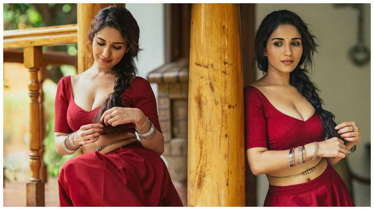 Ruhani Sharma | కుర్రాళ్లను అందంతో ఊరిస్తోన్న రుహాని శర్మ..