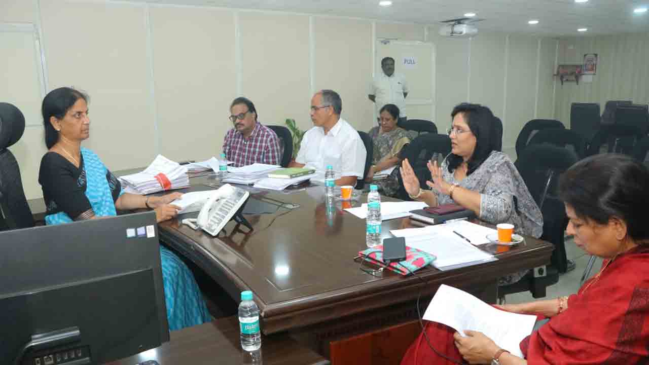 ఉపాధ్యాయుల బదిలీ, పదోన్నతుల ప్రక్రియను పారదర్శకంగా నిర్వహించాలి : మంత్రి సబిత