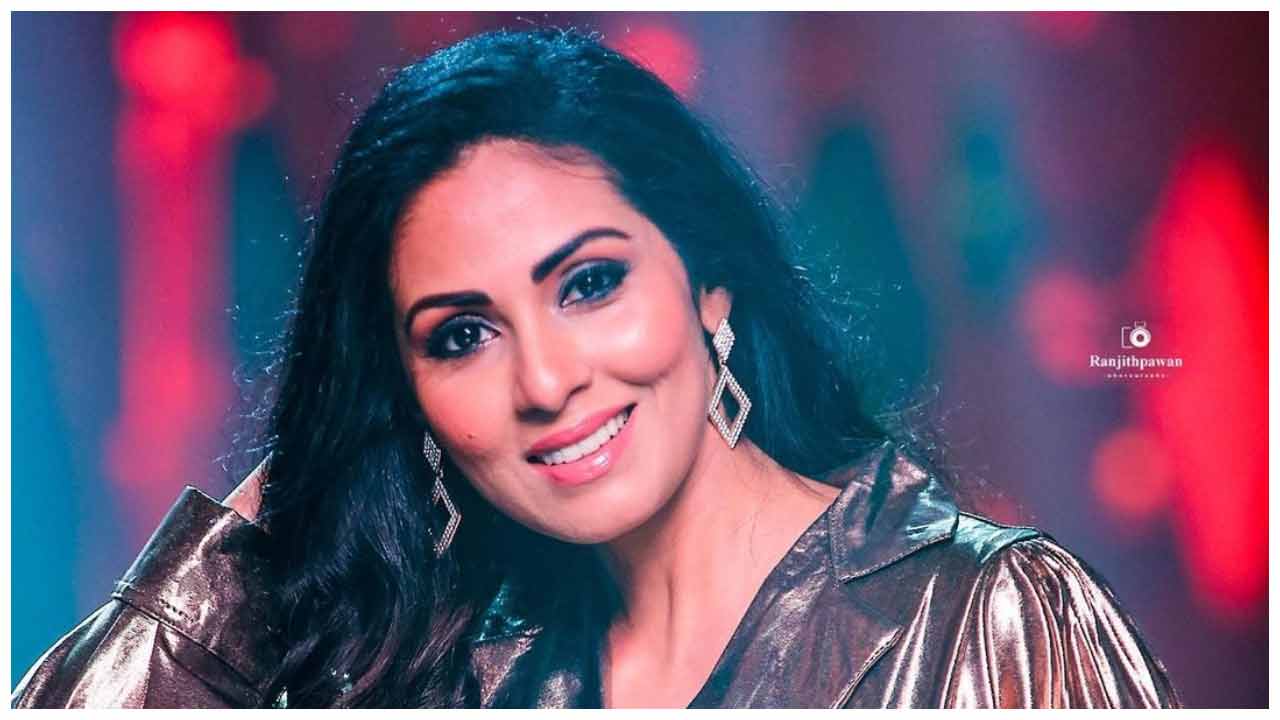 Sadha | చిరునవ్వుతో మెస్మరైజ్ చేస్తున్న సదా..