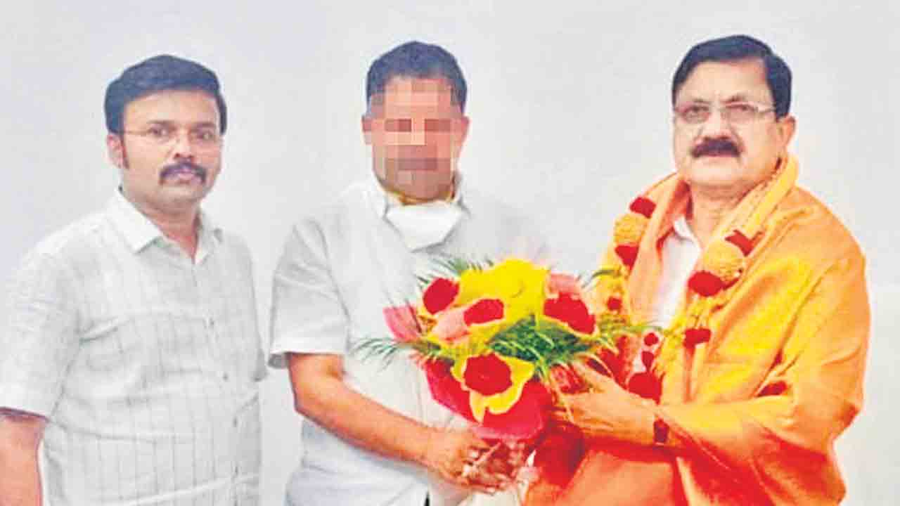 సాంట్రో రవితో కర్ణాటక మంత్రుల ఫొటోలు