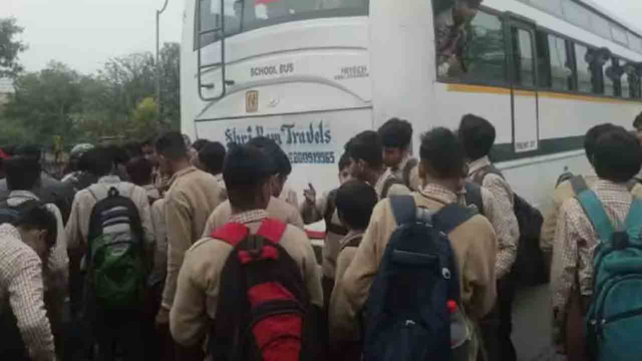 మూడు బస్సులు ఢీ.. పలువురు విద్యార్థులకు గాయాలు