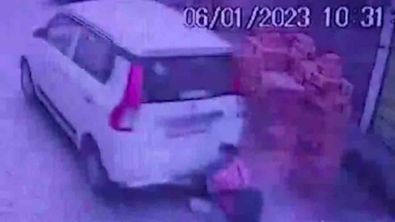 Watch: స్కూల్‌ విద్యార్థిని ఢీకొట్టి.. కిలోమీటరు దూరం ఈడ్చుకెళ్లిన కారు