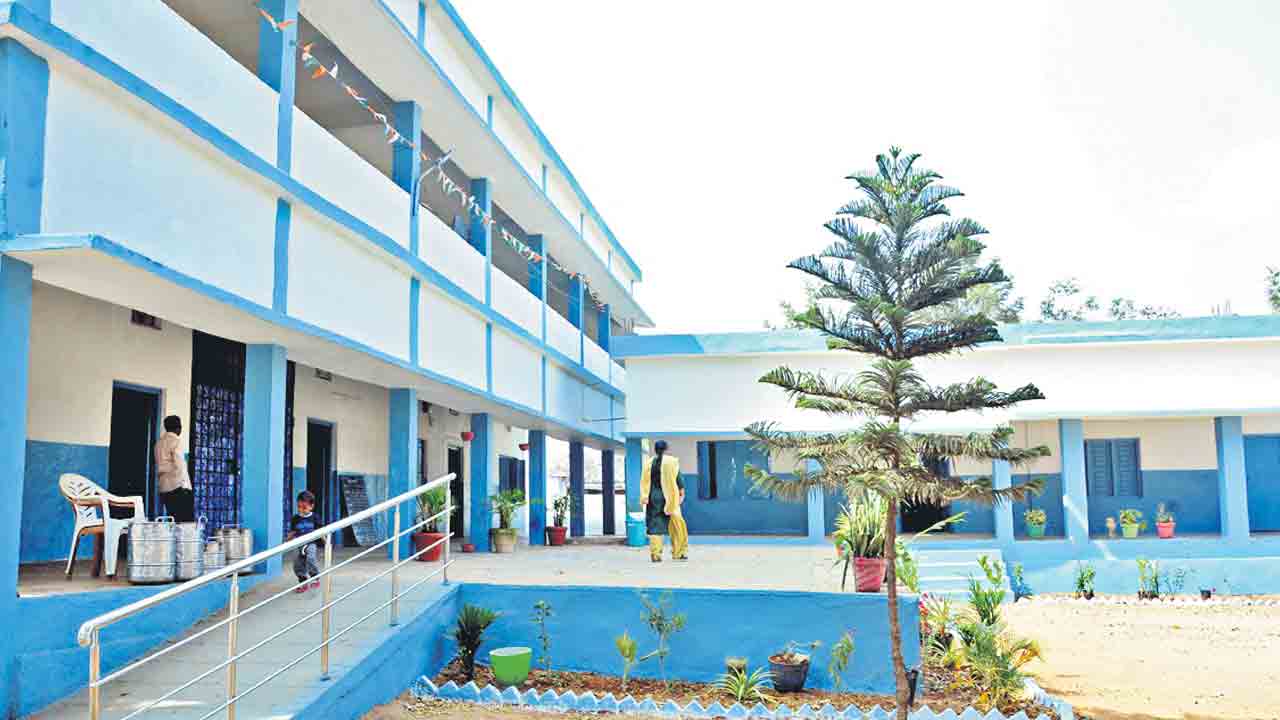 రేపు ప్రారంభానికి సిద్ధమైన పాఠశాలలు