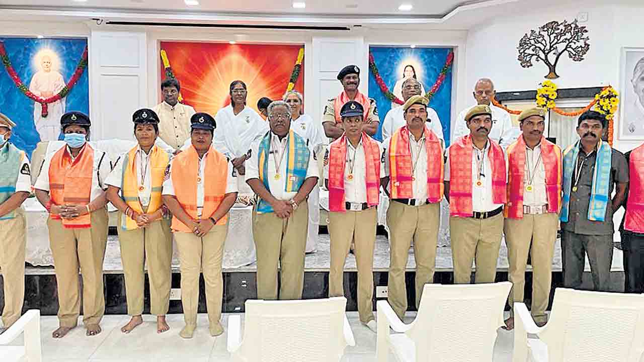 కరోనా సమయంలో పోలీసుల సేవలు భేష్‌