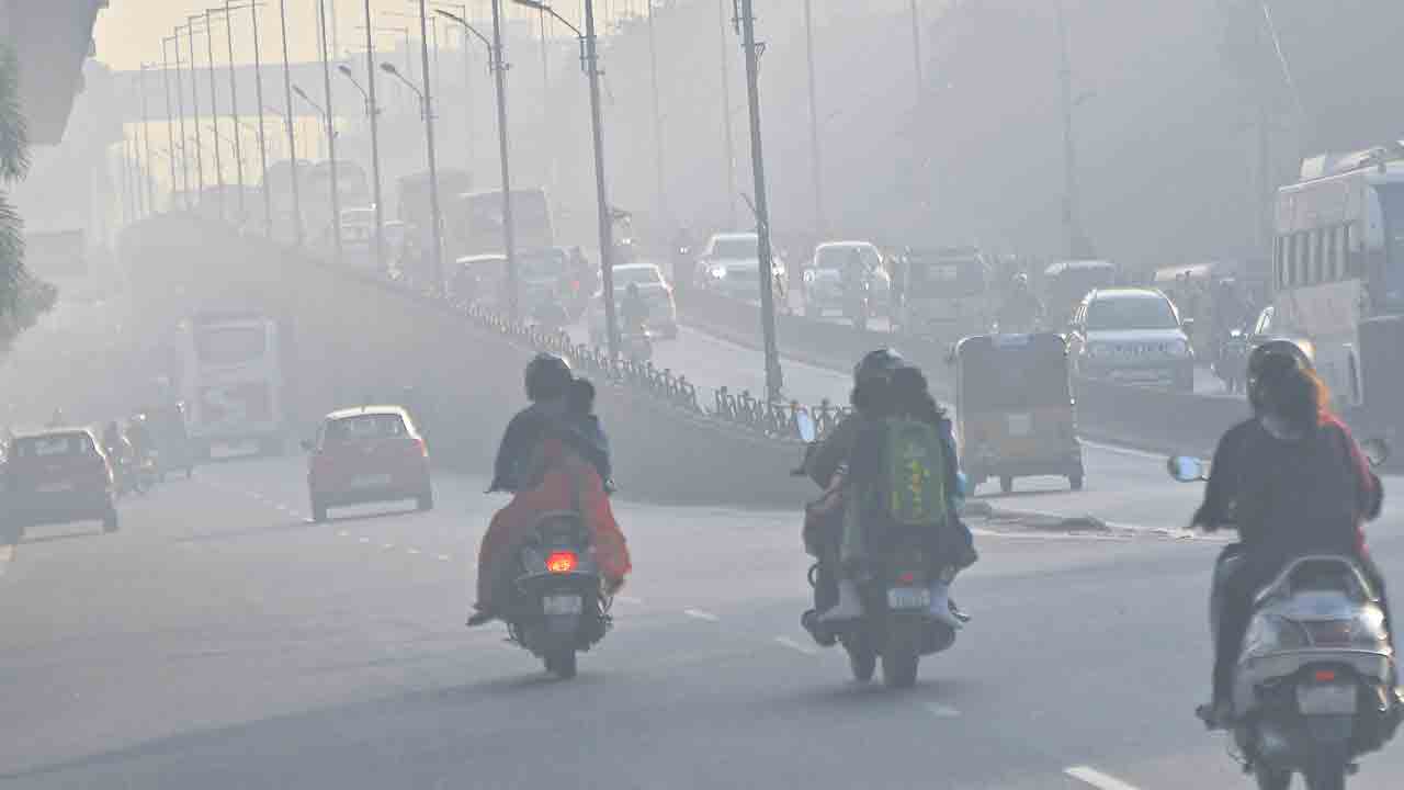 పొగమంచు కప్పేసి.. @ 14.90 డిగ్రీ