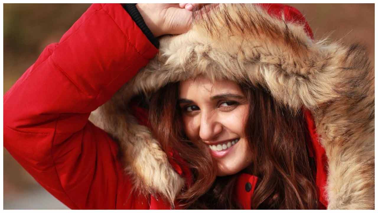 Shakti Mohan | శక్తి మోహన్ అందాలు అద‌ర‌హో..