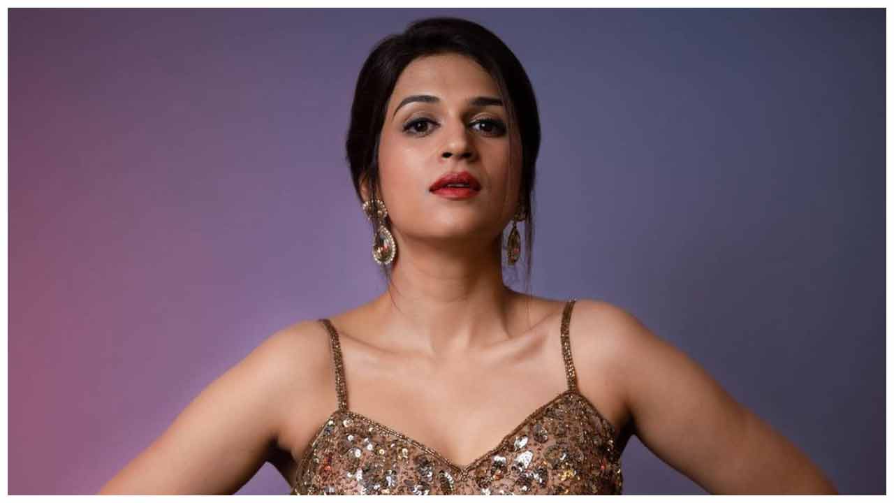 Shraddha Das | గోల్డెన్ డ్రెస్‌లో శ్రద్ధాదాస్ హొయలు