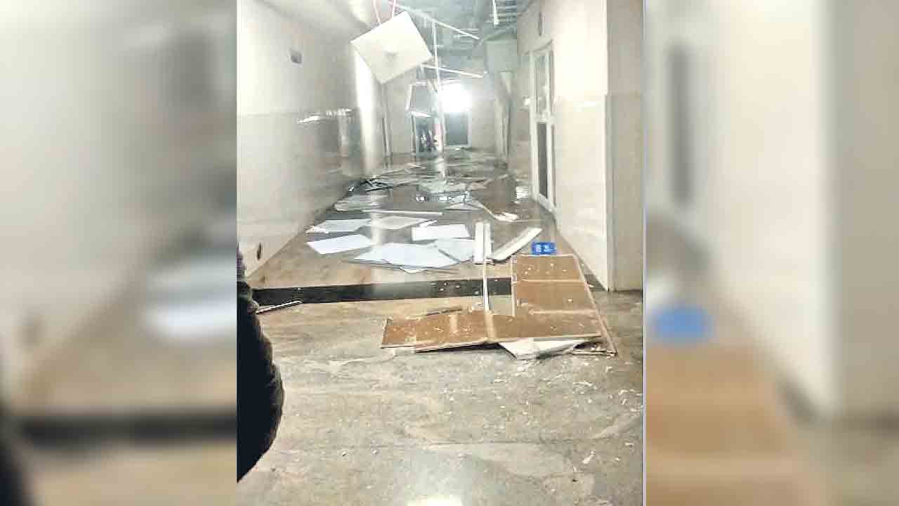 పెచ్చులూడిన ప్రధాని దవాఖాన!
