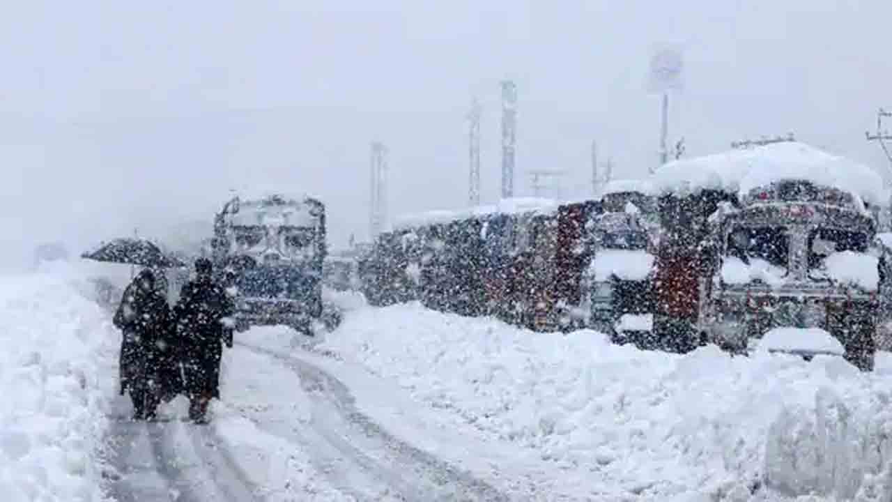 కశ్మీర్‌ వ్యాలీలో భారీగా కురుస్తున్న మంచు.. అన్ని పరీక్షలు వాయిదా, రైళ్లు రద్దు, ఆలస్యంగా నడుస్తున్న విమానాలు