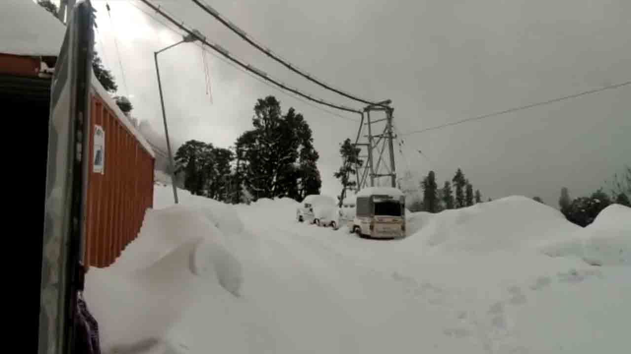 హిమాచల్‌ప్రదేశ్‌లో భారీగా స్నోఫాల్‌.. మంచులో కూరుకుపోయిన రోహ్‌తంగ్‌ పాస్‌.. వీడియో