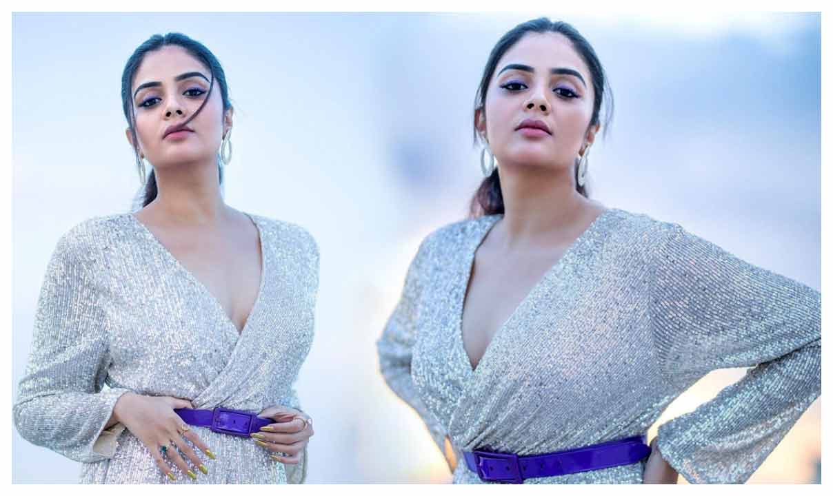 Sreemukhi | మెరిసే మినిస్క‌ర్ట్స్‌లో క‌వ్విస్తున్న‌ శ్రీ‌ముఖి..