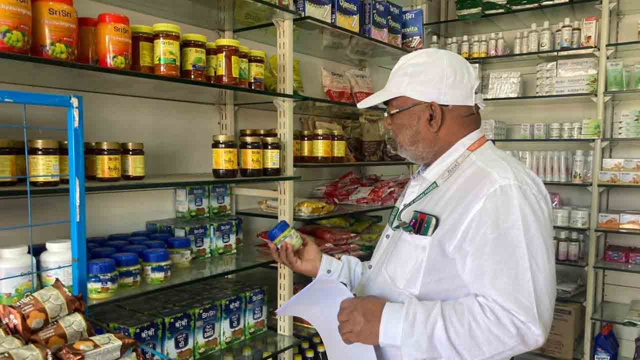 అధిక ధరలు వసూలు చేయడం నేరం.. శ్రీశైలంలో అధికారుల తనిఖీలు