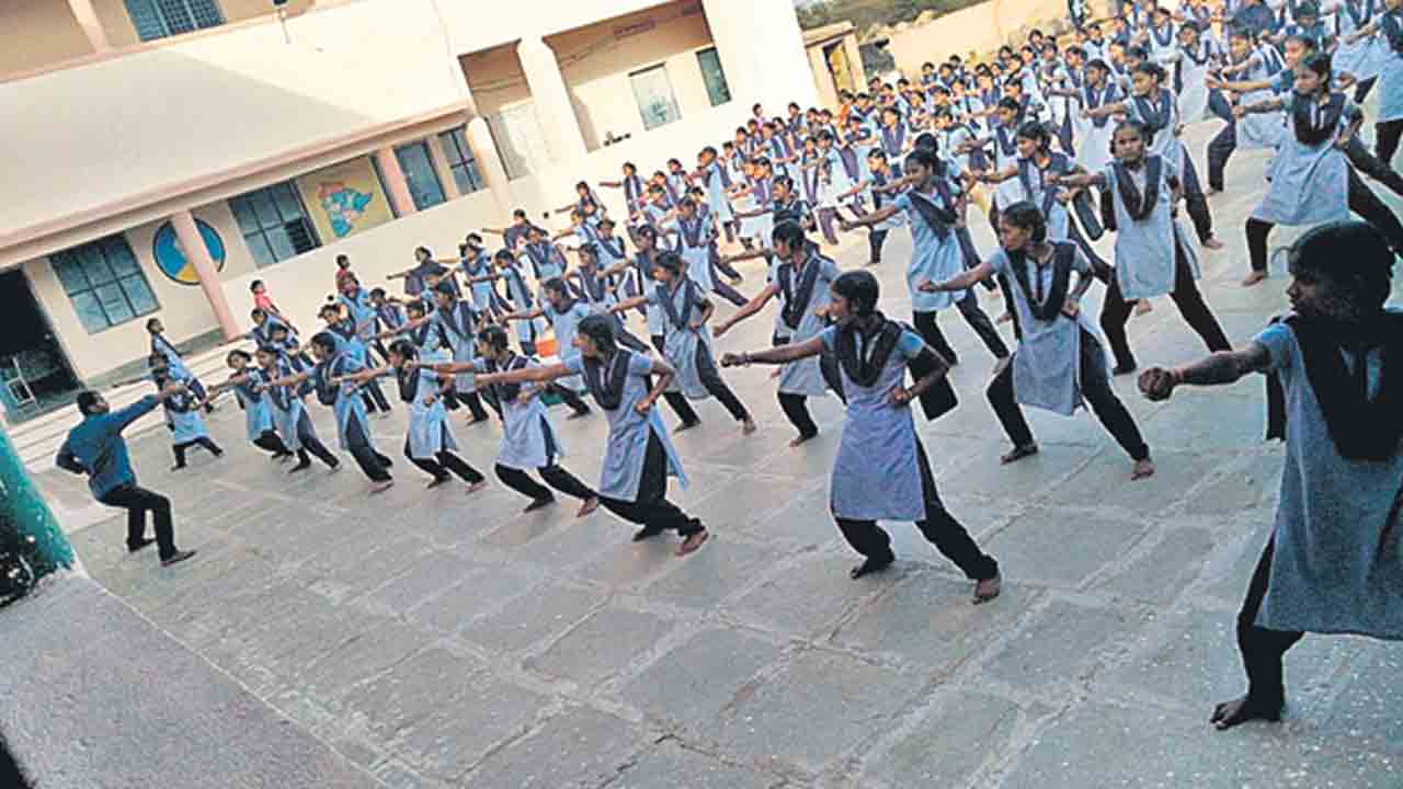 ఆత్మరక్షణకు కరాటే..