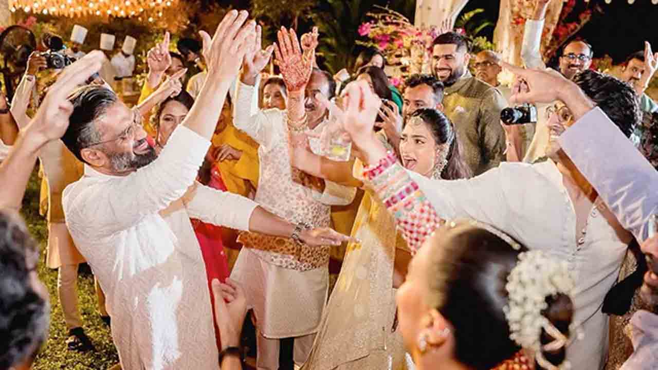 కుమార్తె సంగీత్‌ వేడుకలో సునీల్‌ శెట్టి డ్యాన్స్‌.. పిక్‌ వైరల్‌..!