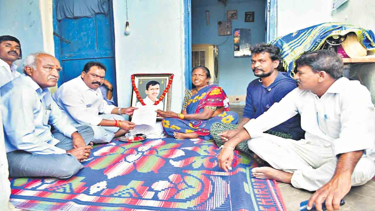 బీజేపీ కార్యకర్త కుటుంబానికి రైతుబీమా