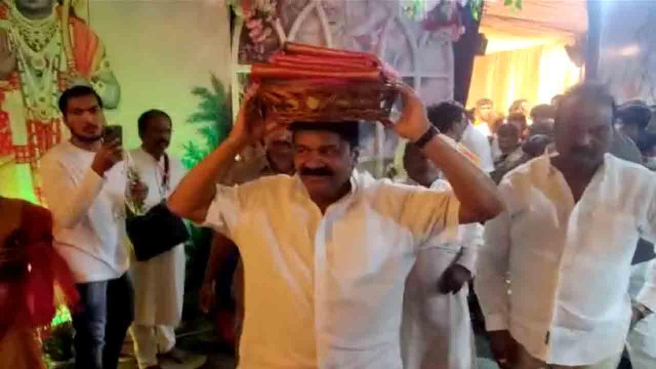 రంగనాథ స్వామికి పట్టువస్త్రాలు సమర్పించిన మంత్రి తలసాని