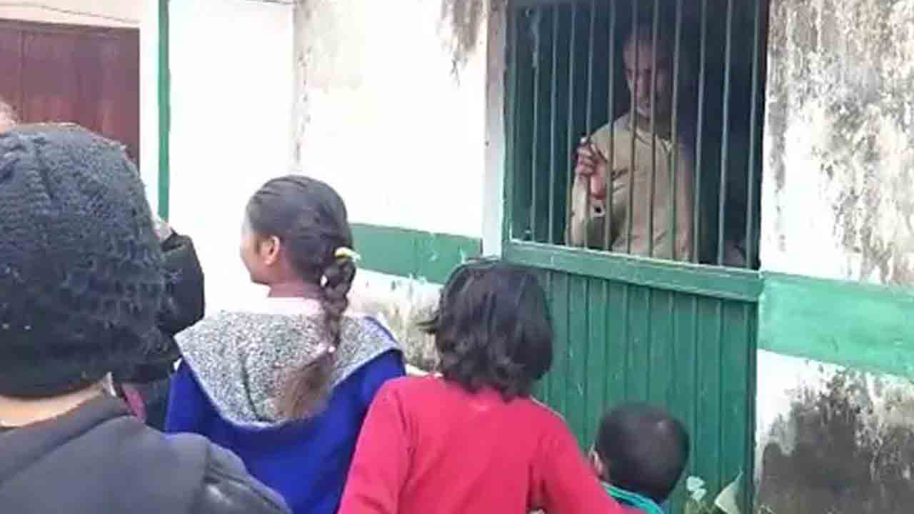 యూపీలో టీచర్ల నిర్బంధం.. మిడ్‌డే మీల్‌ అలవెన్స్‌లు చెల్లించకపోవడంపై నిరసన