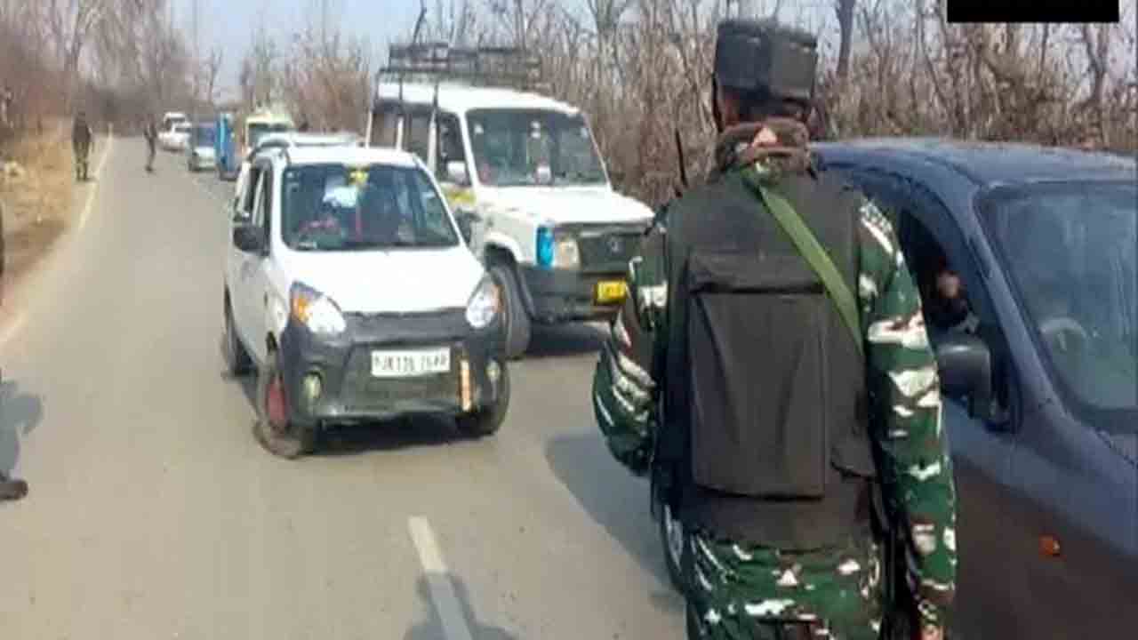 భద్రతా సిబ్బంది నుంచి ఆయుధం లాక్కెళ్లిన ఉగ్రవాదులు..!