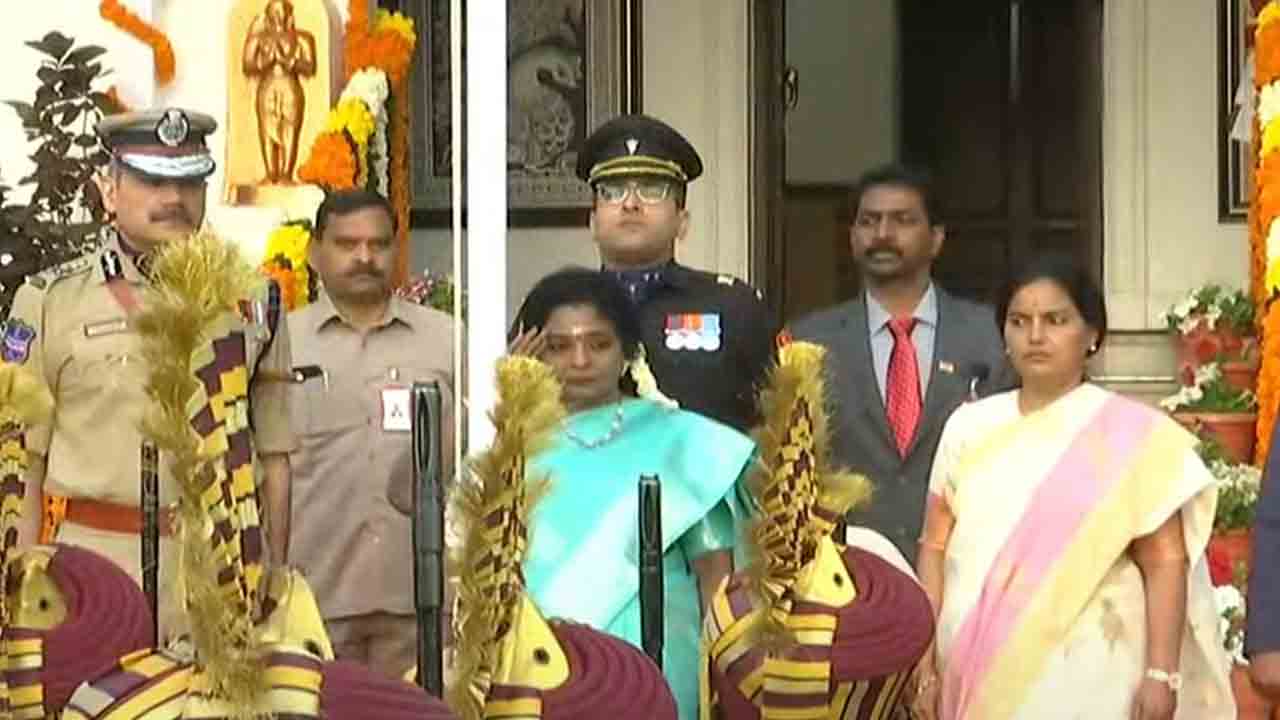రాజ్‌భవన్‌లో జాతీయ జెండా ఆవిష్కరించిన గవర్నర్‌ తమిళిసై