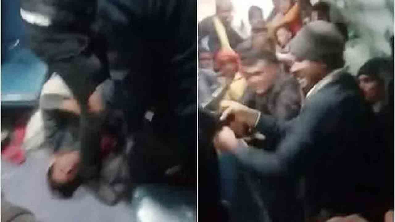 ప్యాసింజర్‌ను చితకొట్టిన రైల్వే టీసీలు.. వీడియో వైరల్‌..!