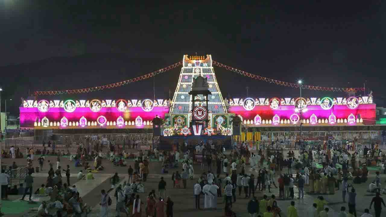 తిరుమలలో తెరచుకున్న వైకుంఠ ద్వారం.. స్వామివారి దర్శనానికి పోటెత్తిన భక్తులు