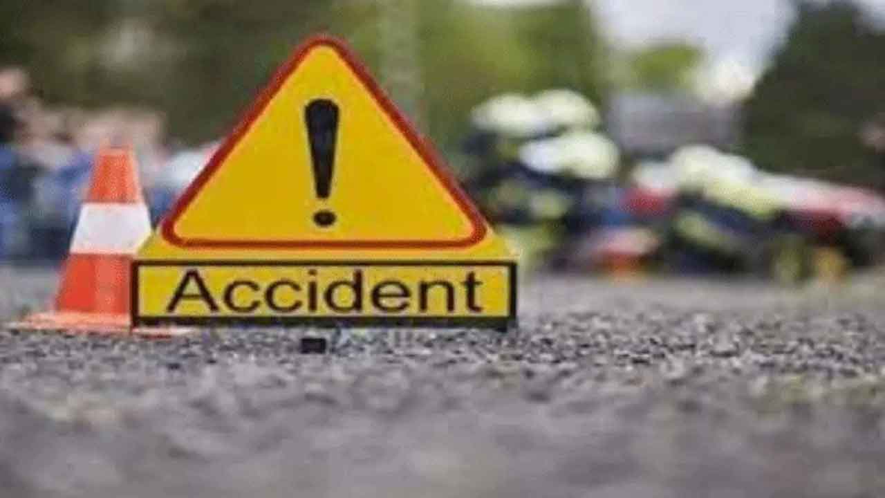 Accident @ UP | బైక్‌ రైడర్‌ను రక్షించబోయి.. గుంపులోకి దూసుకుపోయిన ట్రక్కు, ఐదుగురు మృతి
