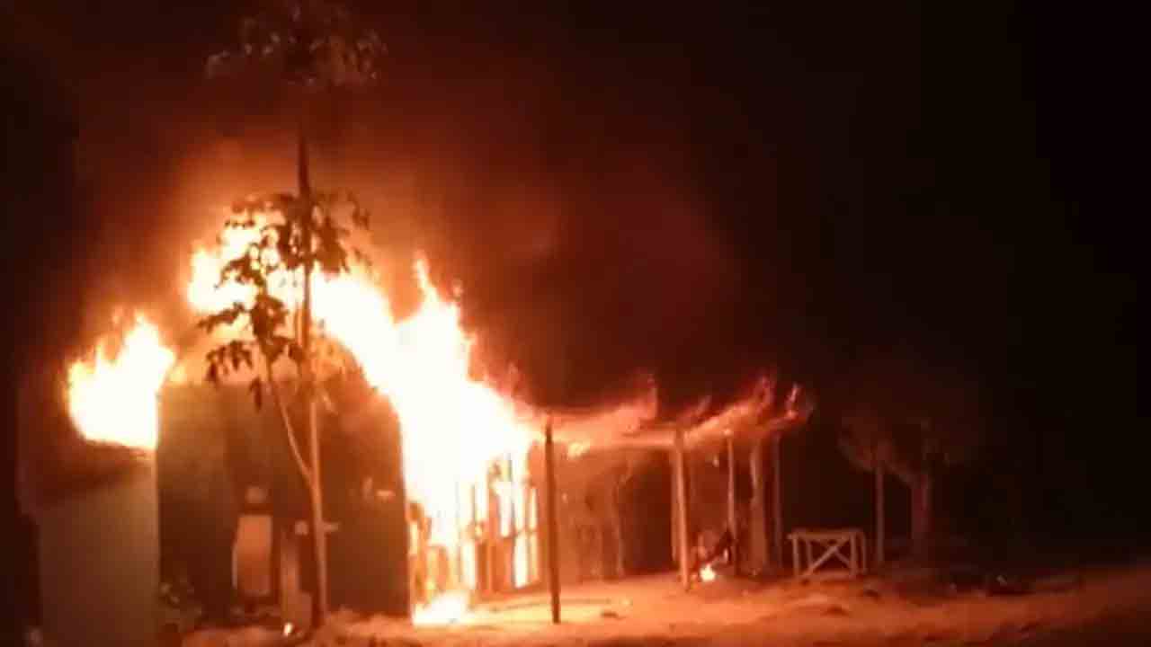 త్రిపుర మాజీ సీఎం ఇంటిపై దుండగుల దాడి..