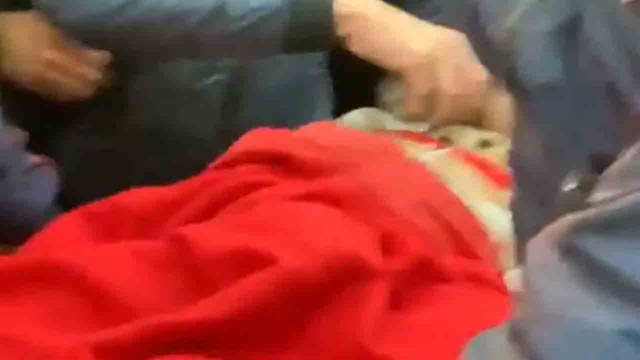 బ్లడ్‌ రిపోర్ట్‌ లేదని ఆసుపత్రిలో అడ్మిట్‌కు నిరాకరణ.. బయటే ప్రసవించిన మహిళ