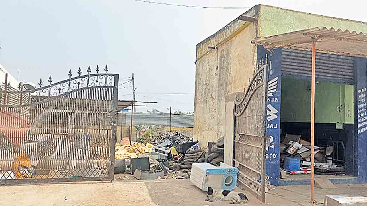 ఇండ్ల మధ్యే స్క్రాప్‌ దుకాణాలు