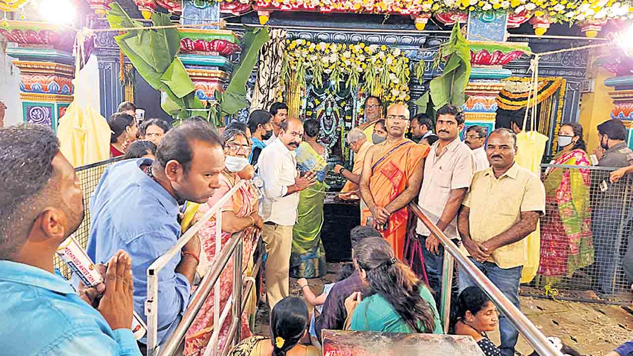 ముక్కోటి.. పోటెత్తిన భక్తులు